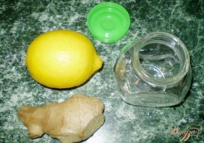 Возьмите небольшой корешок имбиря (меньше чем лимон), средний лимон, мёд (бутыль в кадр не хотел) и чистую сухую баночку с плотной крышкой. Корень нужно почистить. Лимон обдать кипятком, чистить не нужно.