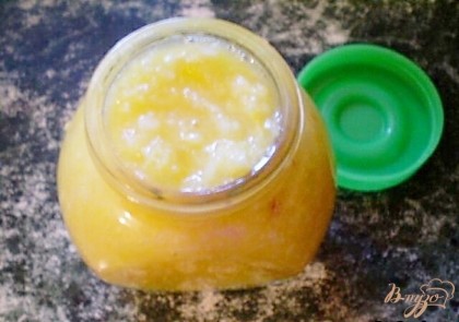 В имбирно-лимонную массу добавляем мёд натуральный, 2-3 столовых ложки. Тщательно перемешиваем. Выкладываем в баночку, плотно накрываем крышкой и храним в холодильнике. Если у вас нет меда под рукой, это не страшно, можно просто в баночке хранить, он пускает сок, но не сыпьте сахар, он убьет всё полезное.