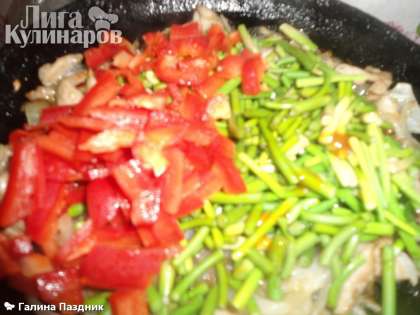 Перец болгарский нарезать соломкой и тоже положить в сковороду. Добавить соевый соус и чили. Все перемешать и жарить около 3-4 минут.