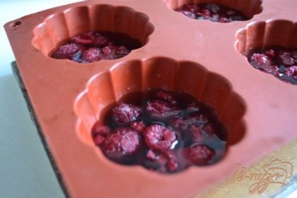 Сок нагреть и ввести замоченный ранее  желатин (3 листа) .Довести до кипения и снять с огня, разлить по формочкам и разложить ягоды малины.Поставить в холод застыть.