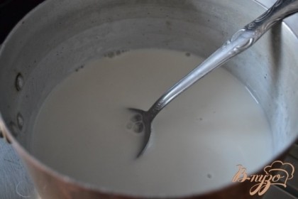 Кокосовое молоко с сахаром по вкусу нагреть с 3 листами замоченного желатина. Довести до кипения.