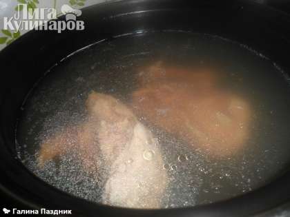 Кожу и жир срезать с курицы. Ставим варить курицу. Как закипит, воду слить и налить чистой воды. Варить до закипания воды.