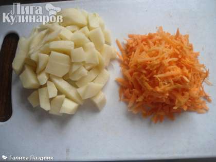Морковь натереть на крупной терке. Картофель порезать произвольно, сначала опускаем в кастрюлю картофель