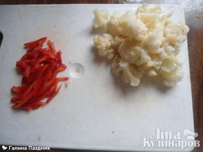 Капусту разобрать на соцветия, болгарский перец порезать тонко. И после закипания картофеля, через 5 минут запустить перец и морковь. Варить до готовности.