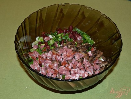 Далее, нарежьте краковскую колбасу кубиком. Соедините все компоненты салата. Заправьте салат сметаной.