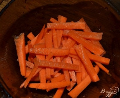 Морковь также режем брусочками.
