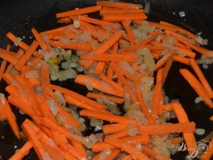 Обжариваем на сковороде лук сначала пару минут, добавляем к нему морковь, обжариваем еще минуту.