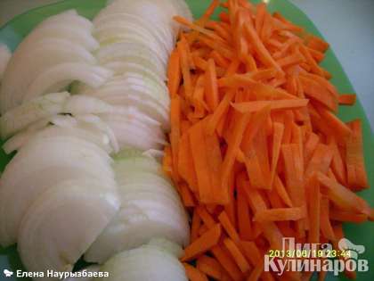 Лук и морковь почистить, порезать: лук - полукольцами, морковь - крупной соломкой