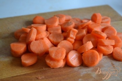 Бульон у меня приготовлен заранее. Морковь нарезать кружочками и опустиь в горячий бульон. Проварить 10 мин.