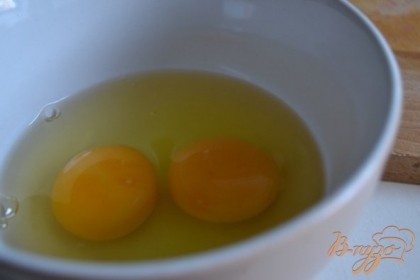Яйца взбить вилочкой.