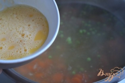 Когда суп будет готов вылить яичную смесь тонкой струйкой . Немного перемешать.