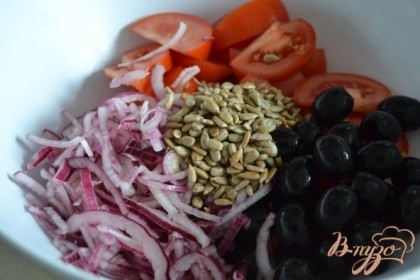 В салатник выложить томаты, маринованный лук, маслины и семечки.Заправить маслом , посолить и добавить специи по вкусу. Перемешать.