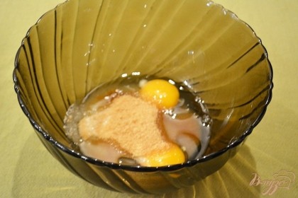 В миску вбейте два яйца. Добавьте коричневый сахар. При отсуствии такового, можно использовать обычный свекольный.