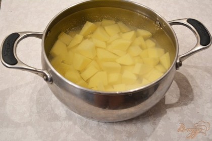 Картофель очистить, нарезать кубиком. Выложить в кастрюлю. Залить кипятком. Не солить. Варить 10 минут.