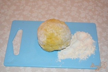 В тесто добавьте просеянную муку, соль. Вымесите все хорошо. Разделите тесто на 4 части. Из каждой скатайте шарик.