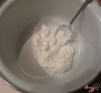 Для приготовления наших оладий, в посуду с йогуртом добавляем 2 столовых ложки муки,