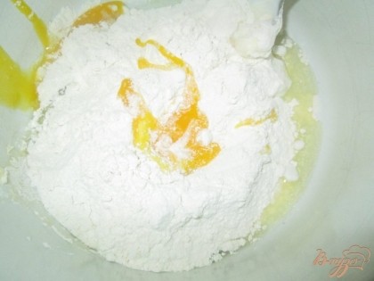 разбиваем одно яйцо, сахар и соль по вкусу и перемешиваем до однородной массы.