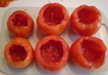 Теперь черед томатов. Вынять мякоть. Сделать как бы горшочки из томатов. А мякоть добавить к баклажанам. Жарить до испарения жидкости и посолить по вкусу.