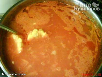 Голень достать, мясо отделить от костей и порезать. Влить томатный сок, запустить протушенные овощи и кукурузу.