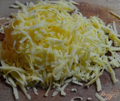 Сыр натираем на крупной терке.