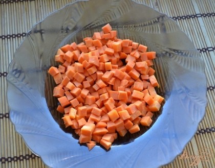 Итак, для начала подготовим овощи. Все берем овощи свежие. Морковь чистим и нарезаем ровными кубиками.