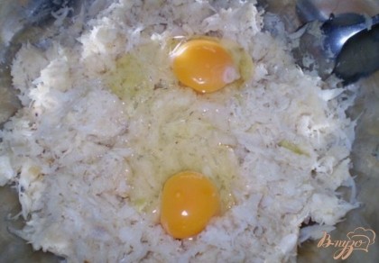 В остывшую капусту добавляем яйца, не забудьте попробовать на соль капусту. Перемешиваем и вот фарш готов.