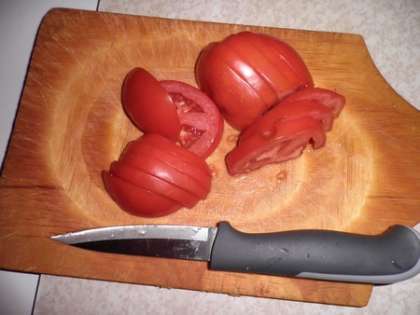 Нарезать помидоры кусочками
