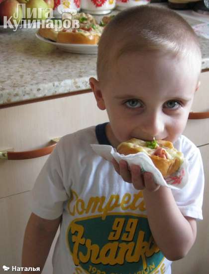 Ребятишки любят бутерброды на белом хлебе и тем более, если приготовленные с их помощью. Приятного аппетита!