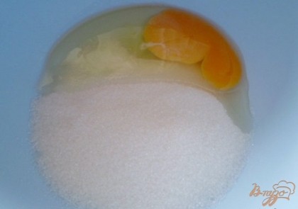 Яйцо взбиваем с сахаром. Я это делаю миксером, но можно и просто венчиком.