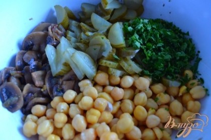 В салатник выложить обжаренные с луком грибы, горох, огурцы и зелень петрушки.