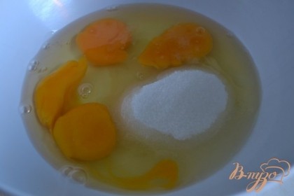 Для теста взбить яйца с сахаром.