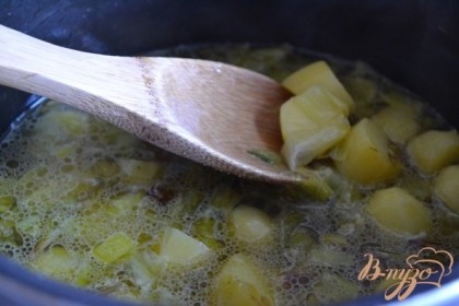 В кастрюльке обжарить в течении 10 мин. кусочки картофеля и лук порей (оставить немного для соломки). Затем залить бульоном . Поставить вариться до готовности картофеля.