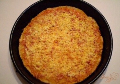 Готово! Пицца домашняя с двумя видами сыра готова. Переложите пиццу на блюдо, дайте немного остыть и можно резать на порционный кусочки. Приятного аппетита! Пицца получилась очень сочная, вкусная, на тонком тесте.