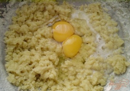 Когда у вас получатся крошки, введите яйца куриные, и влейте столовый уксус 9%ный. Продолжайте миксером работать. Пока тесто не станет однородное, мягкое, пластичное.
