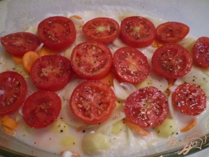 Далее помидоры и сметана разведенная чуточку с водой. Накрываем крышкой и в духовку на 40 минут при 250 градусах запекаем.