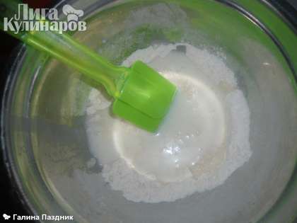 Сухие дрожжи (можно и свежие из расчета 50 г) смешать с мукой, добавить молоко и размешать
