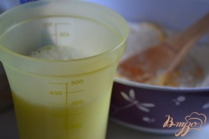 Молоко с водой вливать небольшими порциями, хорошо перемешивая тесто.