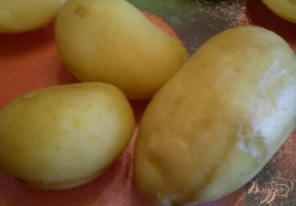 Картофель отварить до полуготовности, 15-20 минут. Берите крупный картофель, удобнее будет фаршировать. Остудить так чтобы можно было взять в руки. Почистить.
