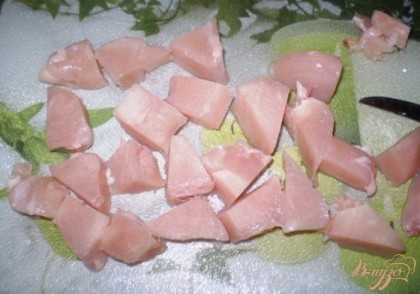 Бамбуковые шампура нужно замочить на пару часов в холодной воде, чтобы они не горели в духовке. Мясо режем на порционные кусочки. Размер выбирайте сами.