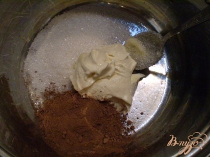 Готовим глазурь. Смешиваем какао, сахар и сметану. Если сметана очень густая можно добавить столовую ложку молока.