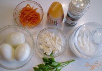 Итак, перед началом приготовления нужно отварить яйца. Для того, чтобы получить яйца "в крутую" нужно из закладывать только в холодную воду, и варить 8-10 минут. Для того, чтобы яйца легче чистились, всегда обдавайте их ледяной водой после варки. Яйца нужно почистить от скорлупы и сполоснуть. Творог лучше домашний, влажный. А вот морковь по-корейски можно купить уже готовую в магазине или самим приготовить дома. Приступим к приготовлению.