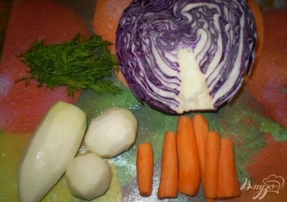 Приготовим овощи.  Капусту помыть. Морковь помыть, почистить. Дайкон почистить, очень тонким слоем снять кожуру.