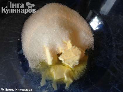 Сливочное масло размягчите при комнатной температуре, добавьте сахарный песок и ванильный сахар.