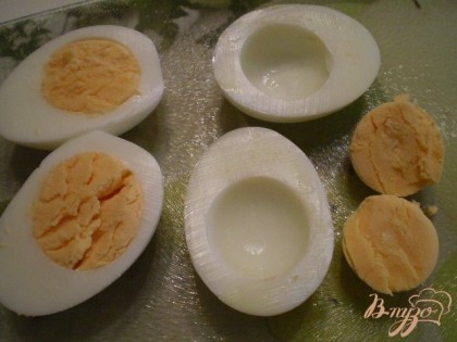 Яйца разделите на желтки и белки. Желтки сложите в глубокую тарелочку и разомните вилочкой.