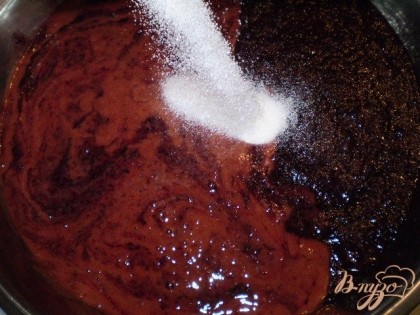 Шелковицу и вишню пропустить через мясорубку или пюрировать в измельчителе. Соединяем оба вида пюре ягодных. Добавляем сахар.