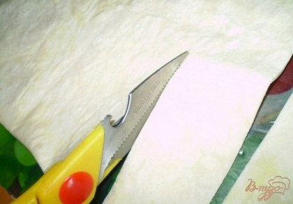 Теперь лаваш нужно сложить пополам. Кулинарными ножницами или ножом порежьте лаваш на квадраты или прямоугольники, можно просто длинные полоски, на ваш вкус.