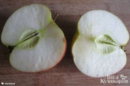 Яблоко помыть, промокнуть салфеткой и разрезать на 2 половинки.