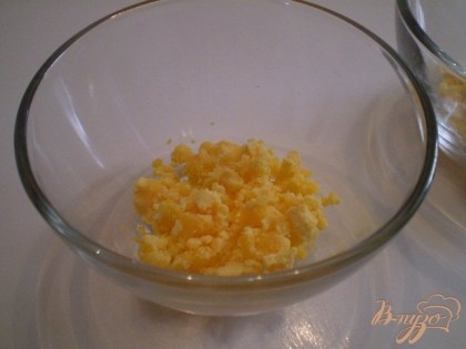 Яйца нужно разделить на белки и желтки. В салатники на дно кладем мелко рубленный желток, или потертый на крупную терку.