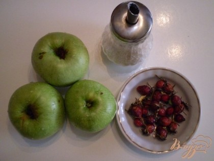 Для компота понадобятся кисло-сладкие яблоки, у меня сорт "Ренет Симиренко", мне кажется они идельны для компотов и ягоды шиповника, сахар, вода.