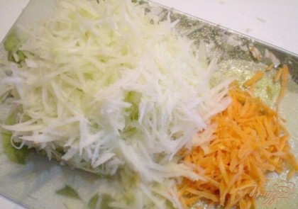 Овощи нужно вымыть. Морковь почистить. У кольраби снять тонким слоем кожуру. Чистые овощи нужно натереть на самой крупной терке, если есть терка для овощей по-корейски, воспользуйтесь ей.